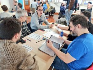 Mesa con jugadores jugando a Traveller