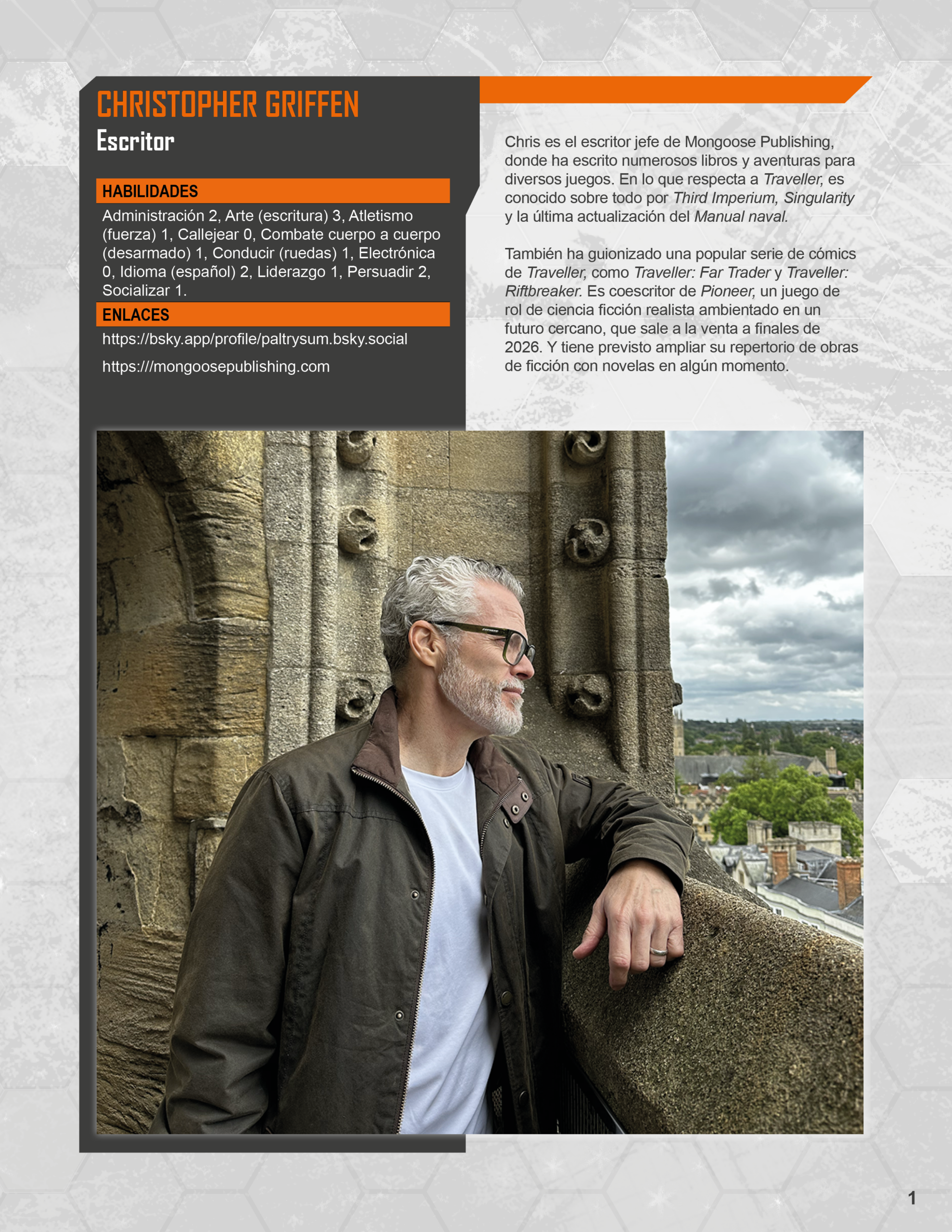 La imagen recrea una ficha de Viajero de Iván Sánchez con una fotografía suya mirando desde lo alto de una iglesia.